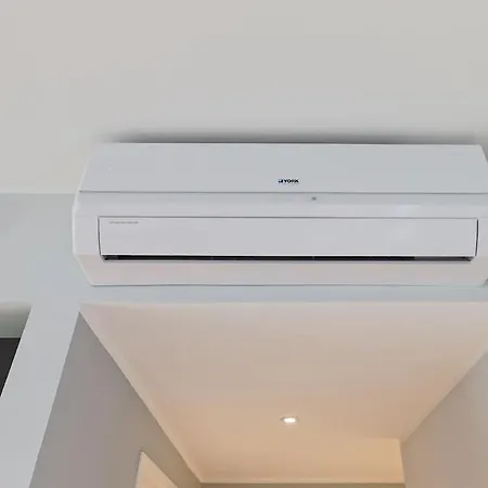 Apartments, Quiet With Free Parking And Ac.