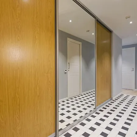 Apartments, Quiet With Free Parking And Ac. Apartment