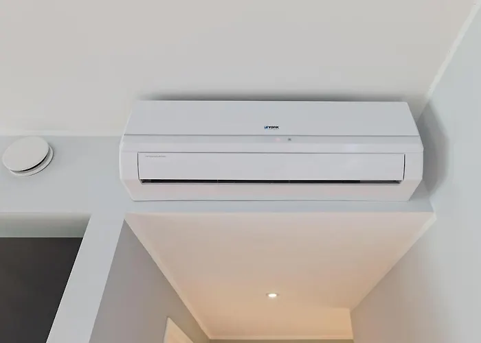 Apartments, Quiet With Free Parking And Ac.